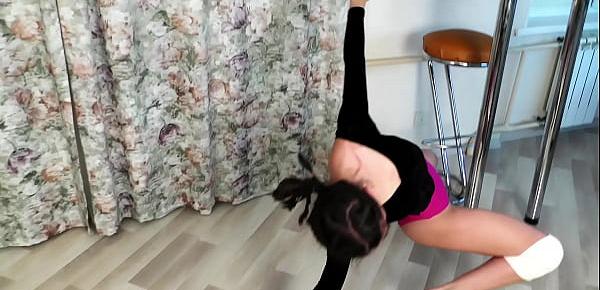  Milana Flexy spreading legs like a gymnast
